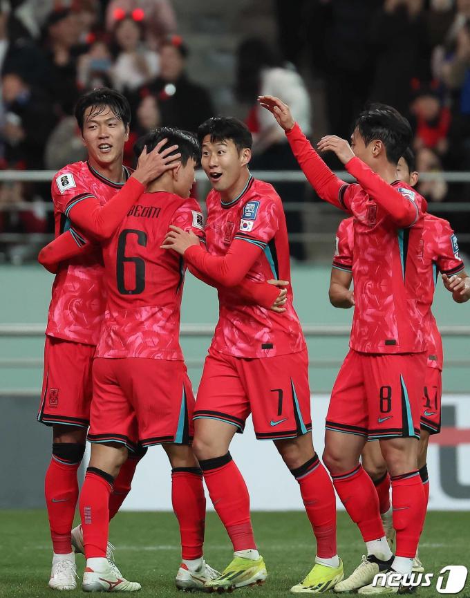 [사진] '선제골 넣은 캡틴'