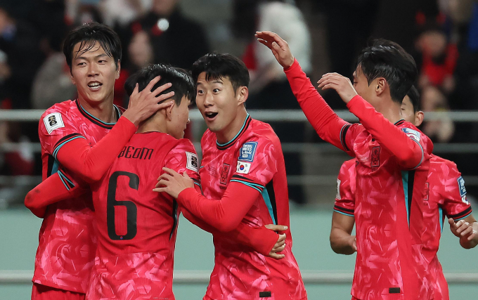 한국 축구대표팀이 태국을 상대로 21일 저녁 2026 북중미월드컵 아시아지역 2차 예선 홈경기를 치르고 있다. 사진은 이날 선제골을 기록한 손흥민이 동료들과 환호하는 모습. /사진=뉴스1