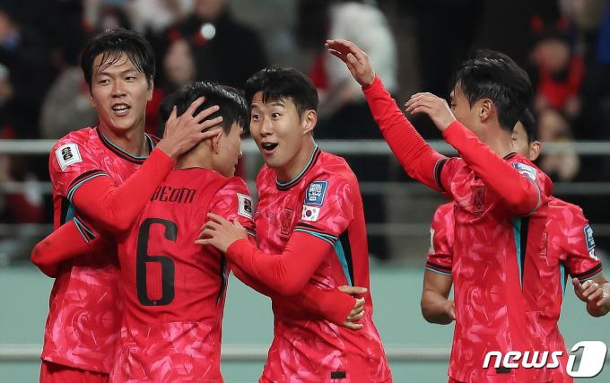 [사진] '선제골 넣은 캡틴'