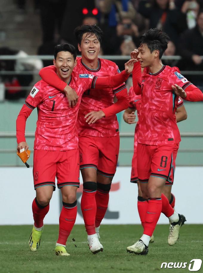 [사진] '선제골 넣은 캡틴'
