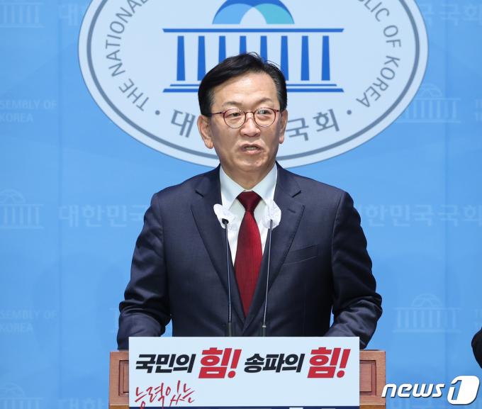 석동현 전 민주평화통일자문회 사무처장이 18일 서울 여의도 국회 소통관에서 국민의힘 송파갑 출마선언 기자회견을 하고 있다. 2024.1.18/뉴스1 ⓒ News1 송원영 기자