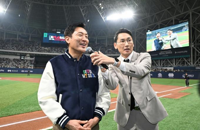 21일 서울 구로구 고척스카이돔에서 열린 미국 프로야그 메이저리그 정규시즌 2차전을 찾은 오세훈 서울시장.(서울시 제공)