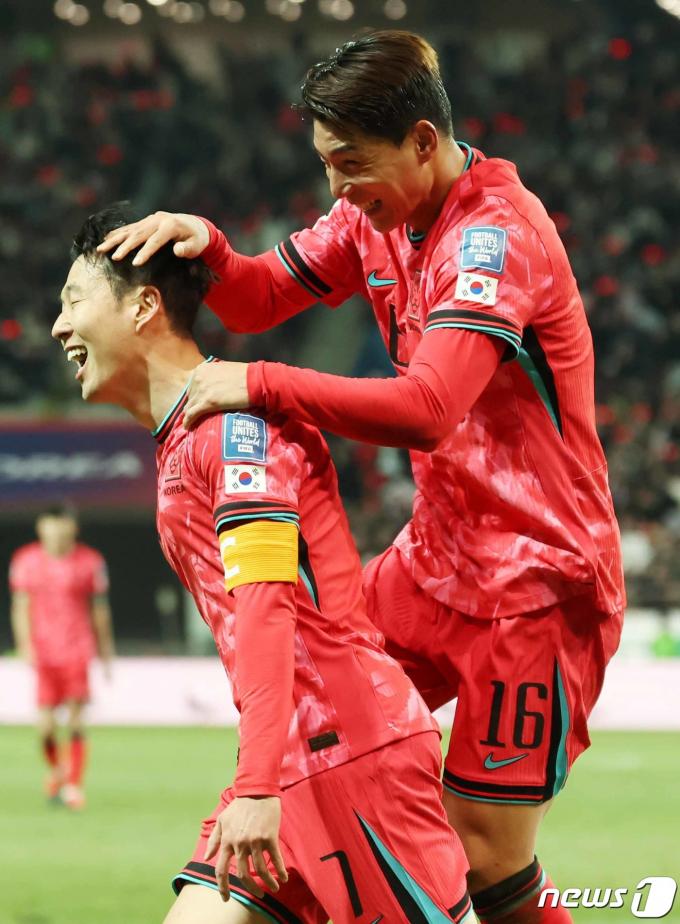 [사진] 주민규와 함께 첫 골 기쁨 나누는 손흥민