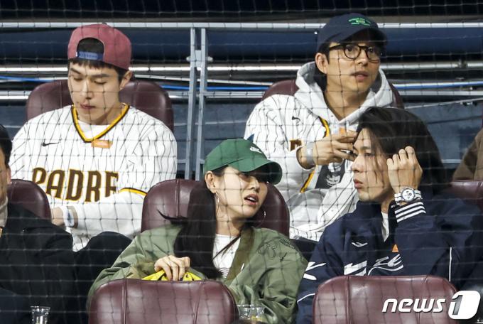 [사진] 이동욱-공유-손예진-현빈 서울시리즈 나들이