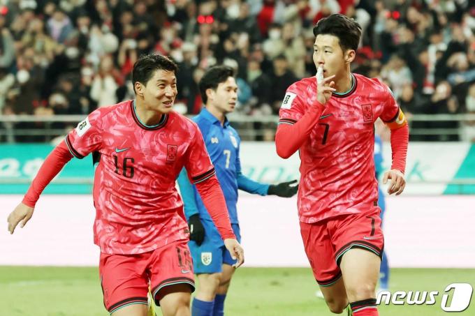 [사진] 손흥민 '쉿!'