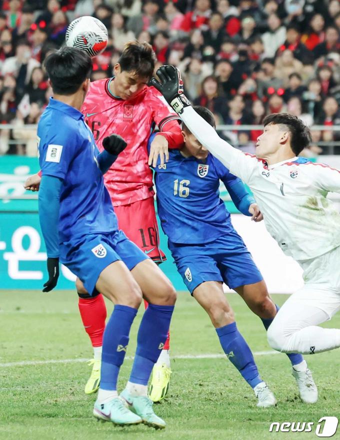 [사진] 헤딩 막히는 주민규