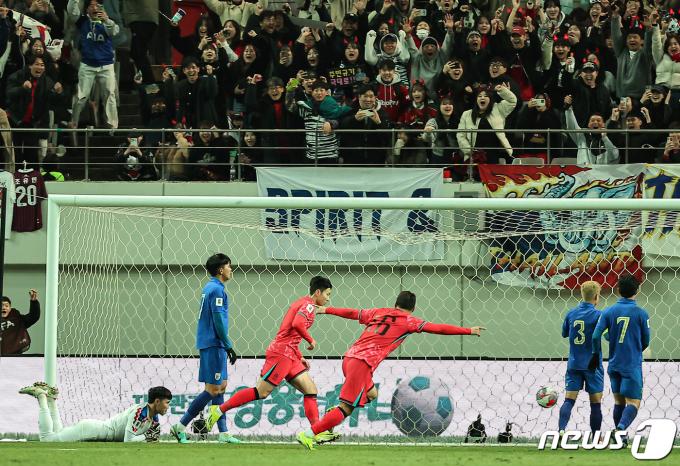 [사진] 태국 골망 흔든 손흥민