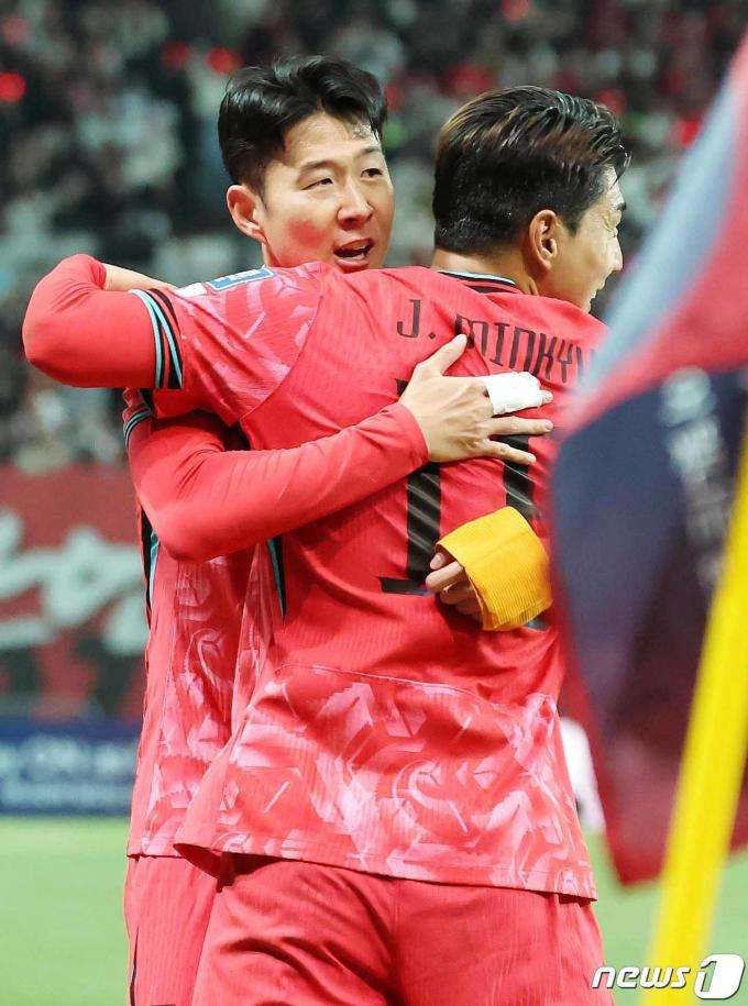[사진] 주민규와 얼싸 안은 손흥민