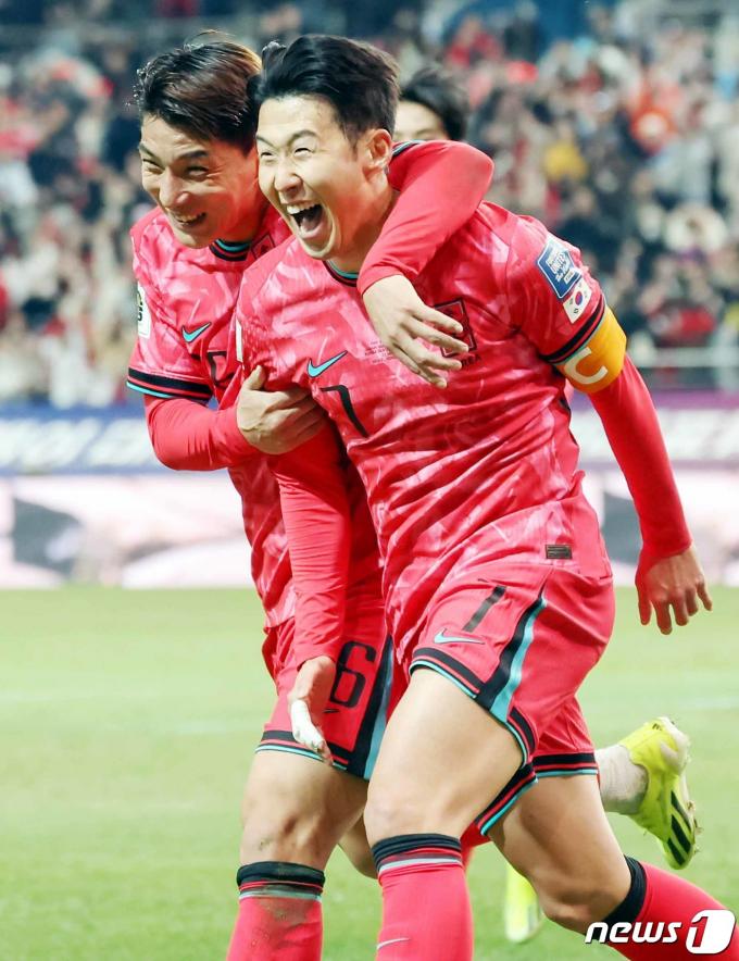 [사진] 손흥민 '첫 골의 기쁨'