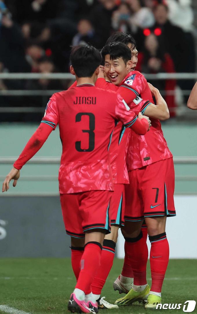 [사진] 활짝 웃는 캡틴 손흥민