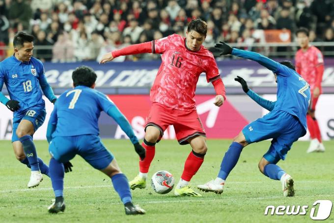 [사진] 수비에 둘러싸인 주민규