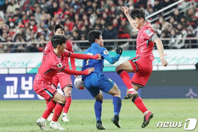 [사진] 김민재 '절대 못 비켜'