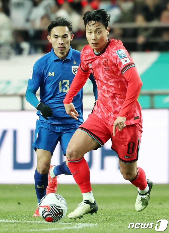 [사진] 백승호 '패스는 어디로?'