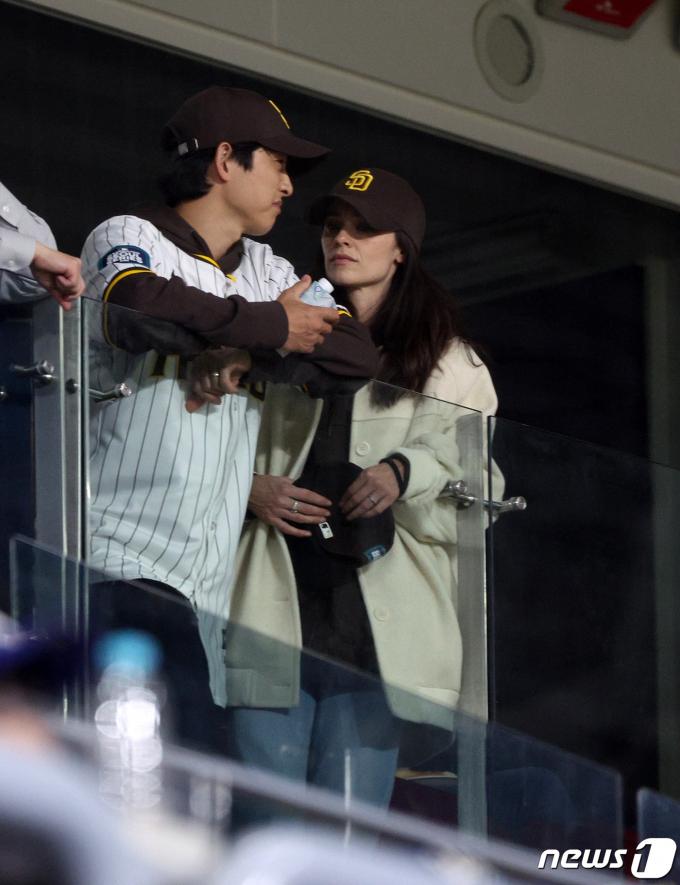 [사진] '서울시리즈' 찾은 송중기 부부