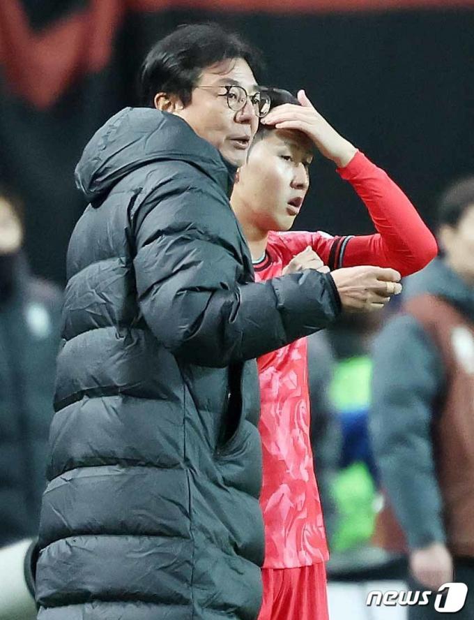 [사진] 이강인에게 작전 지시하는 황선홍 감독