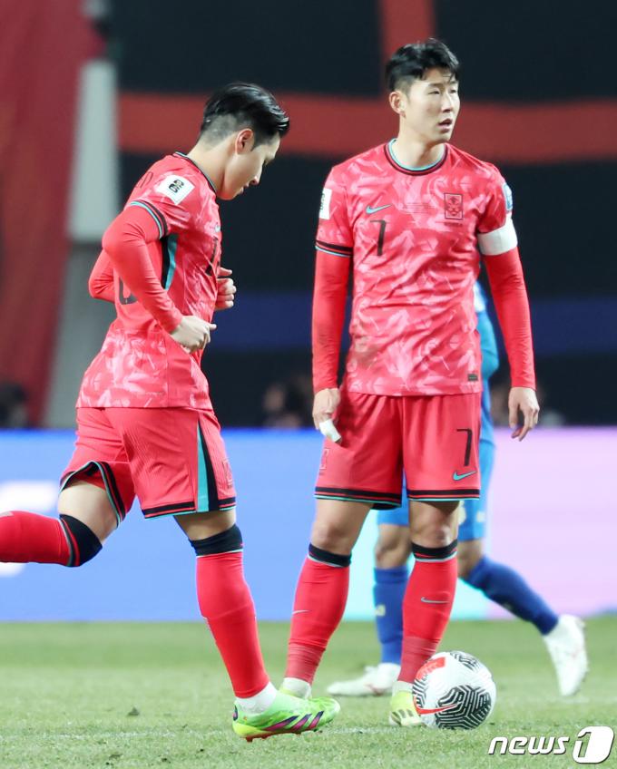 [사진] 후반 교체 투입돼 손흥민 앞 지나는 이강인