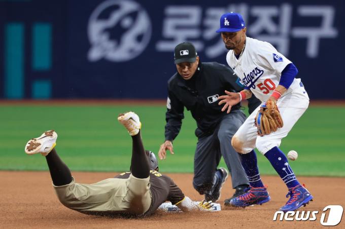 [사진] 2루 쇄도하는 잰더 보가츠