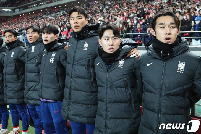 [사진] 애국가 제창하는 이강인
