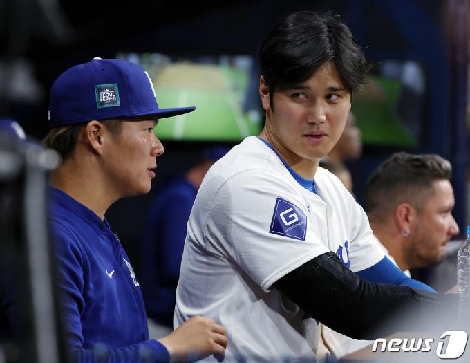 [사진] 야마모토와 대화 나누는 오타니