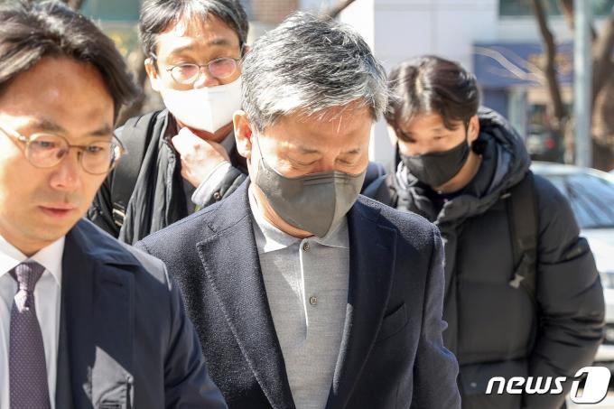 '드라마 제작사 고가 인수 의혹'을 받는 김성수 카카오엔터테인먼트 대표가 21일 오후 서울 양천구 남부지방법원에서 열린 영장실질심사에 출석하고 있다. 앞서 검찰은 지난 1월29일 김 대표에 대해 구속영장을 청구했었다. 하지만 서울남부지법은 