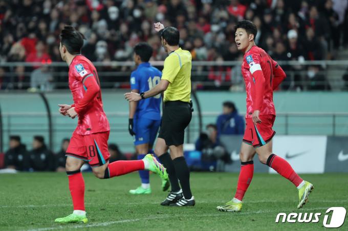 [사진] 이강인 부르는 손흥민