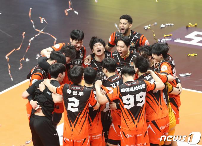 21일 오후 경기 안산시 상록수체육관에서 열린 남자 프로배구 '2023-2024 도드람 V리그' 준플레이오프 OK금융그룹과 현대캐피탈의 경기에서 세트 스코어 3대2로 승리한 OK금융그룹 선수들이 기쁨을 나누고 있다. 2024.3.21/뉴스1 ⓒ News1 김영운 기자
