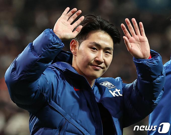 [사진] 관중들에게 인사하는 이강인