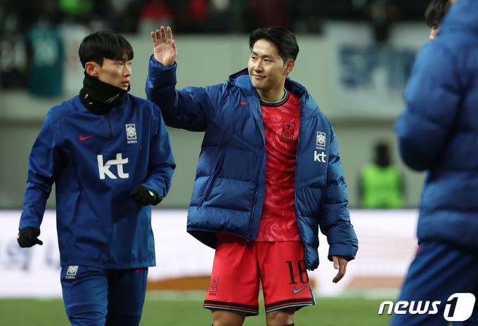 [사진] 팬들 향해 인사하는 이강인