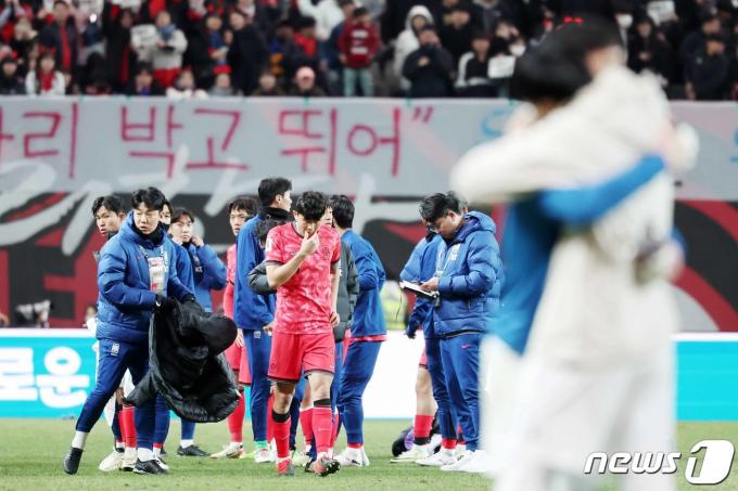 [사진] 점퍼 사양하고 생각에 잠긴 김민재