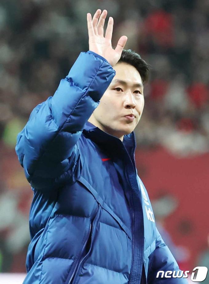 [사진] 관중들 향해 손 흔드는 이강인