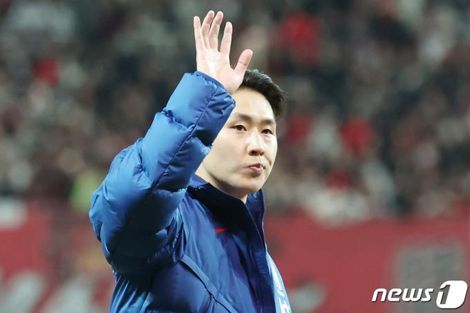[사진] 관중들 향해 손 흔들어 인사하는 이강인