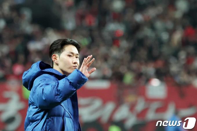 [사진] 이강인 '관중들 향해'