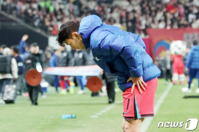 [사진] 축구팬들 향해 허리 숙여 인사하는 손흥민