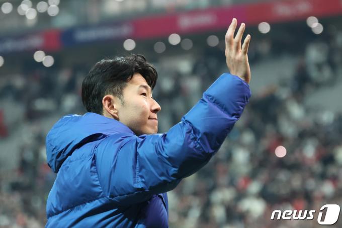 [사진] 관중들에게 인사하는 손흥민