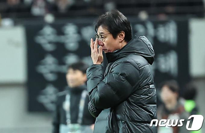 [사진] 경기 지켜보는 황선홍 감독