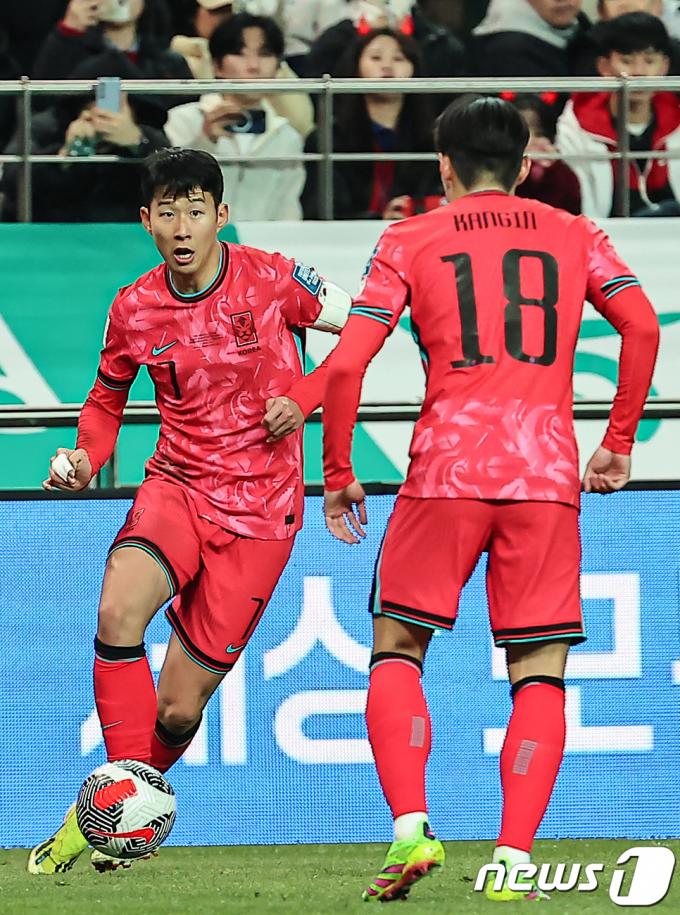 [사진] 손흥민, '강인아! 받아!'