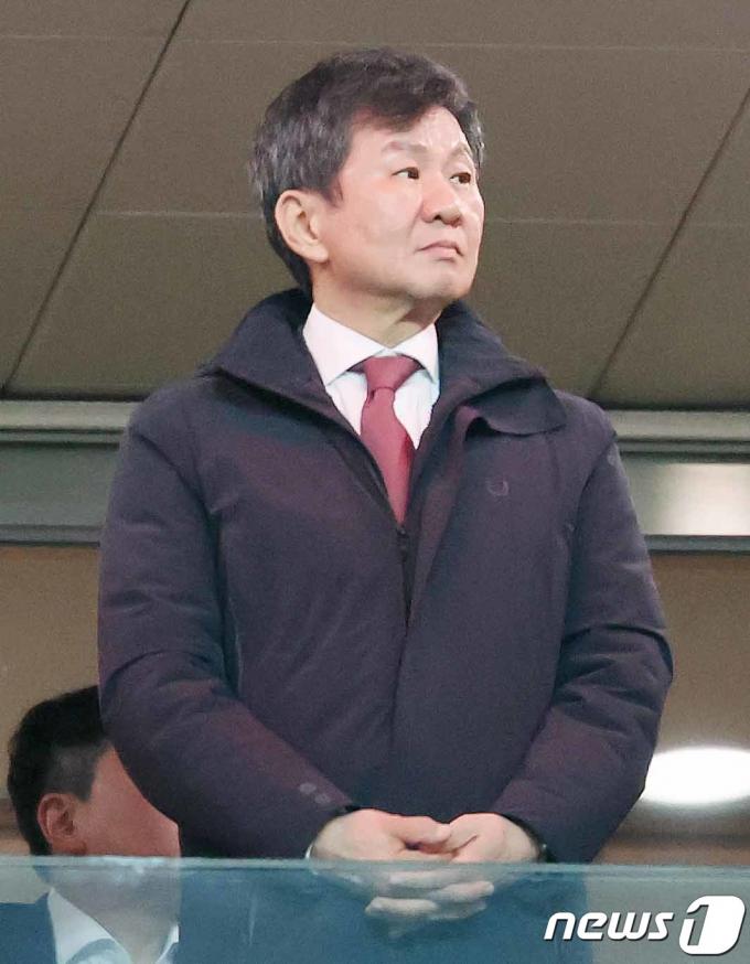 [사진] 태국전 찾은 정몽규 축구협회장