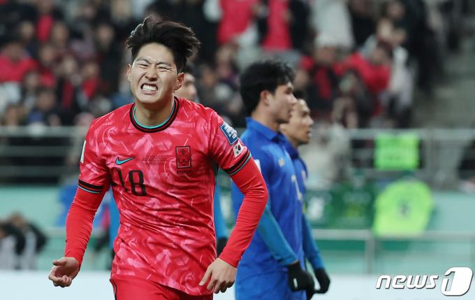 [사진] 슛 실패에 아쉬워하는 이강인