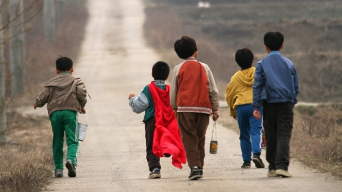 지난 1991년 3월26일 도룡뇽알을 채집하기 위해 마을 뒷산을 오른 대구 달서구의 어린 아이 5명이 흔적도 없이 사라져 버렸다. 사진은 개구리 소년 실종사건을 영화화한 '아이들' 스틸컷. /사진=롯데엔터테인먼트