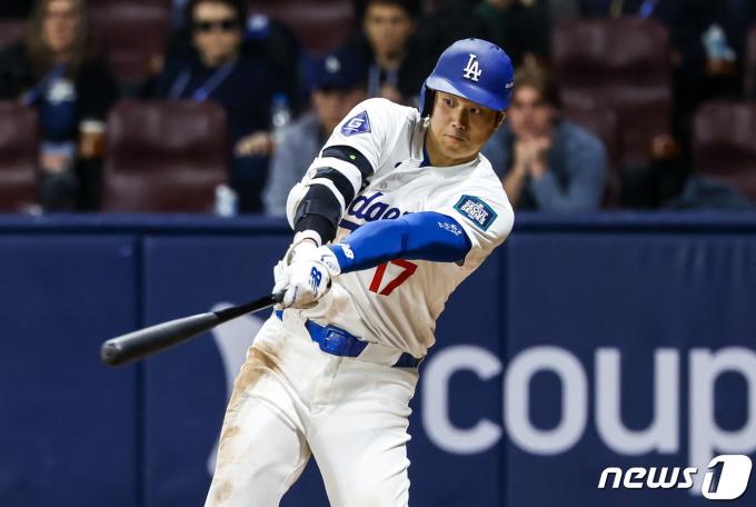 21일 서울 구로구 고척스카이돔에서 열린 2024 미국 메이저리그(MLB) 월드투어 서울시리즈 공식 개막전 샌디에이고 파드리스와 LA 다저스의 2차전 경기, 2회말 1사 주자 2,3루 상황 LA다저스 오타니 쇼헤이가 1타점 희생플라이를 치고 있다. (공동취재) 2024.3.21/뉴스1 ⓒ News1 김진환 기자