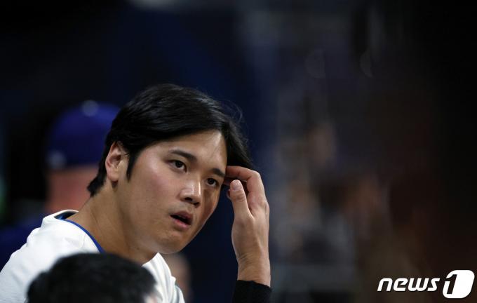 21일 서울 구로구 고척스카이돔에서 열린 2024 미국 메이저리그(MLB) 월드투어 서울시리즈 공식 개막전 샌디에이고 파드리스와 LA 다저스의 2차전 경기에서 다저스 오타니 쇼헤이가 더그아웃에서 숨을 돌리고 있다. 2024.3.21/뉴스1 ⓒ News1 박정호 기자