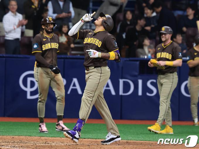 21일 서울 구로구 고척스카이돔에서 열린 2024 미국 메이저리그(MLB) 월드투어 서울시리즈 공식 개막전 샌디에이고 파드리스와 LA 다저스의 2차전 경기, 9회초 무사 1,3루 상황 샌디에이고 매니 마차도가 스리런 홈런을 날린 뒤 홈으로 들어와 세리머니를 하고 있다. 2024.3.21/뉴스1 ⓒ News1 김진환 기자