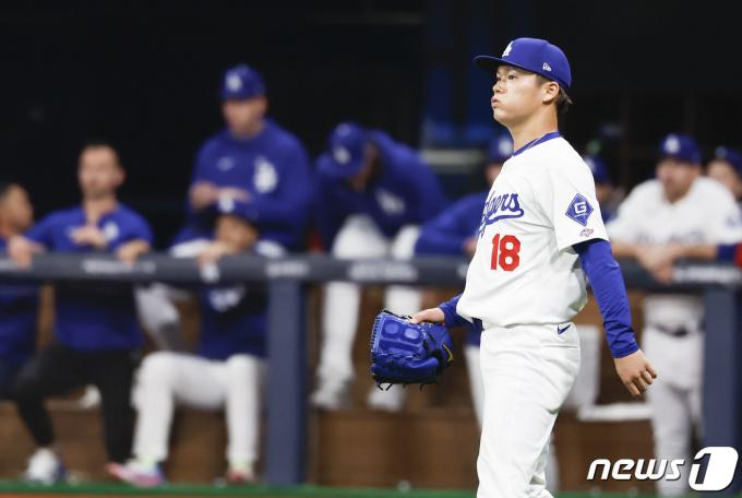 21일 서울 구로구 고척스카이돔에서 열린 2024 미국 메이저리그(MLB) 월드투어 서울시리즈 공식 개막전 샌디에이고 파드리스와 LA 다저스의 2차전 경기, 1회초 이닝을 마친 LA다저스 야마모토 요시노부가 한숨을 쉬고 있다. (공동취재) 2024.3.21/뉴스1 ⓒ News1 김진환 기자