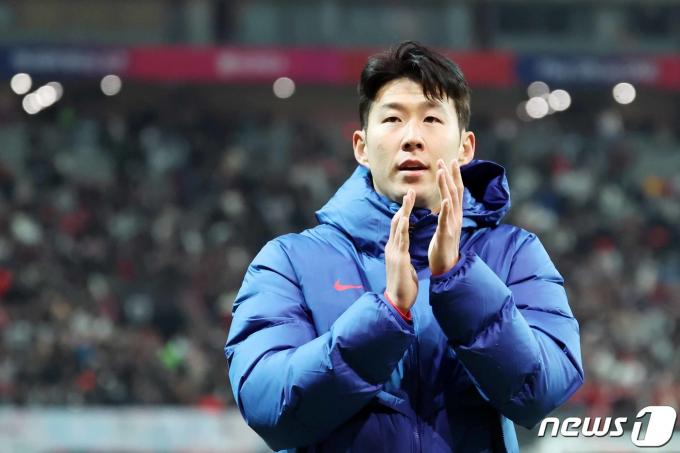 21일 오후 서울 마포구 서울월드컵경기장에서 열린 2026 북중미 월드컵 아시아지역 2차예선 C조 조별리그 3차전 대한민국과 태국과의 경기가 1대1 동점으로 끝난 뒤 대한민국 손흥민이 관중들을 향해 인사하고 있다. 2024.3.21/뉴스1 ⓒ News1 민경석 기자