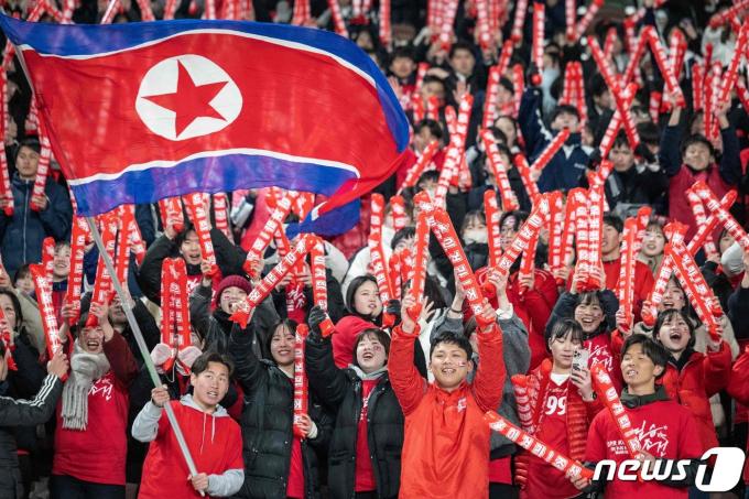 일본과의 경기에 응원 중인 북한 팬들.  ⓒ AFP=뉴스1