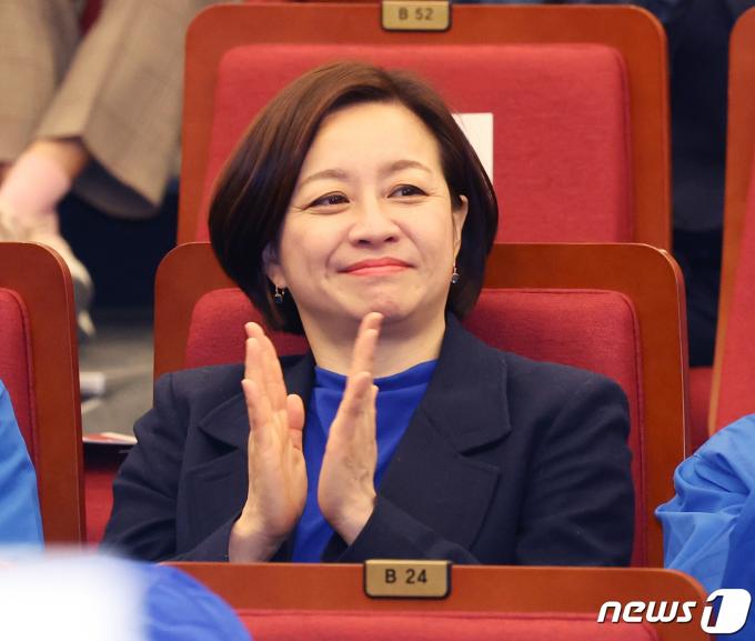 조수진 더불어민주당 강북을 후보가 20일 서울 여의도 국회 도서관에서 열린 '서울특별시당 선거대책위원회 출범식'에서 박수를 치고 있다. 2024.3.20/뉴스1 ⓒ News1 송원영 기자