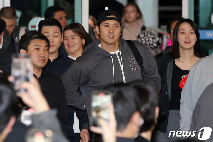 [사진] 다나카 마미코와 함께 출국하는 오타니 쇼헤이