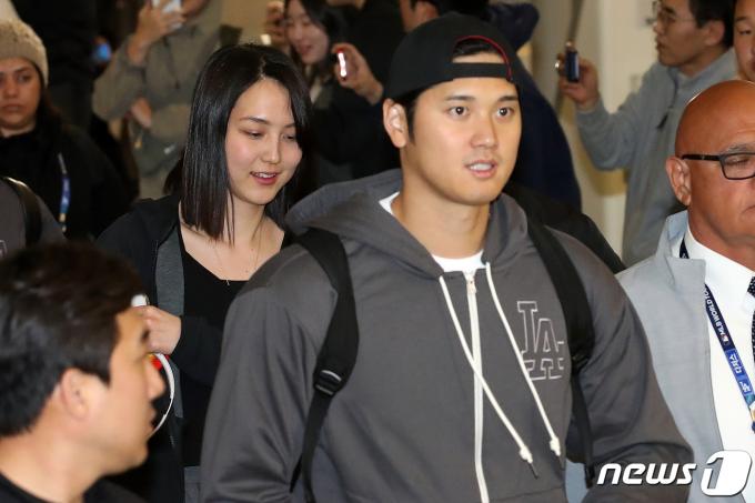 [사진] 오타니와 함께 출국하는 다나카 마미코