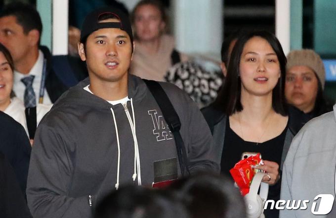 [사진] 오타니 쇼헤이 '한국과자 손에 든 부인 다나카 마미코와 함께 출국'