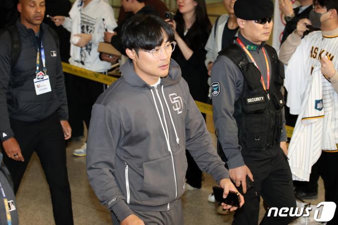 [사진] MLB 서울 개막전 마치고 출국하는 김하성